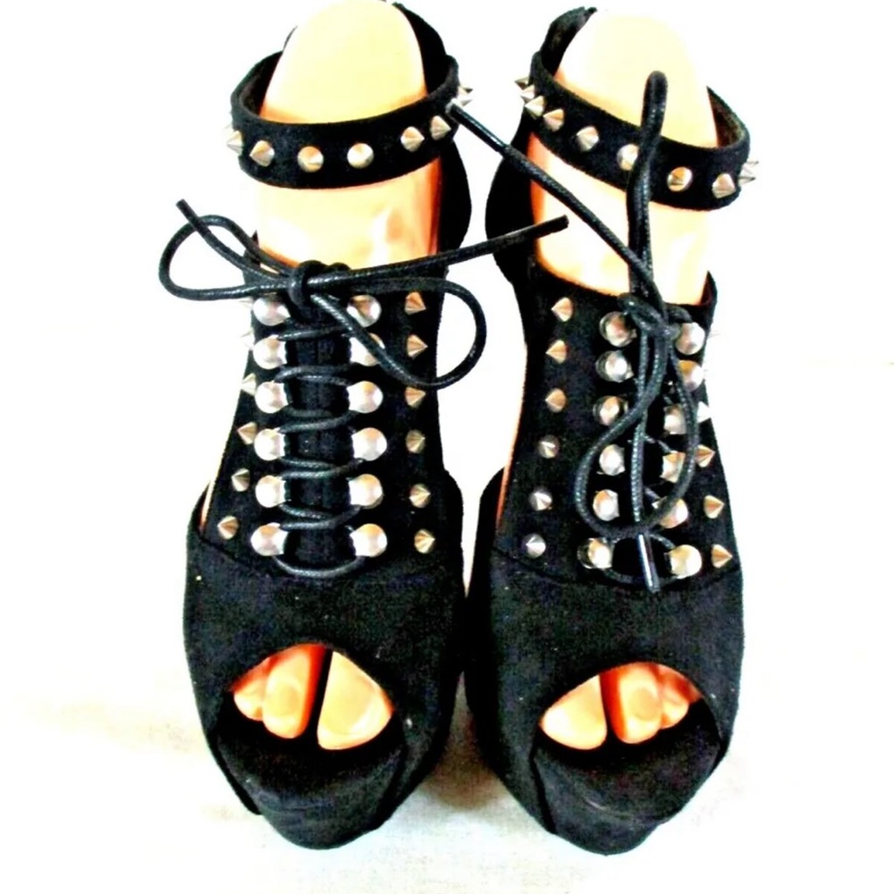 New Black Spiked Platform Pumps Size 8